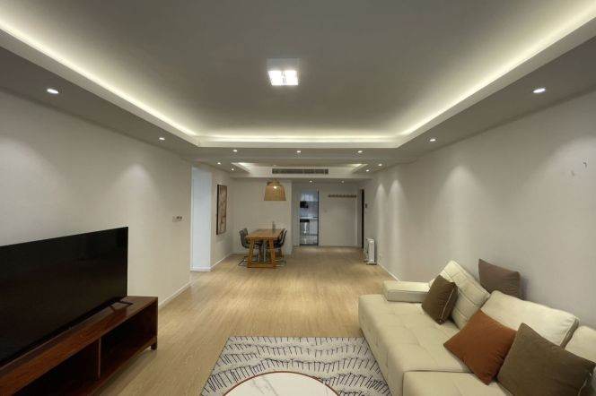 3BR Apartment in Jing'an with Green View (L13)