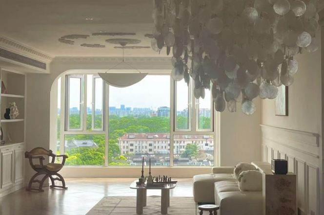 Spacious High-Ceiling 5BR Villa in Hongqiao CBD with Floor-to-Ceiling Windows