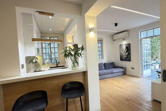 2BR Apartment near Hongqiao Rd Metro with Terrace