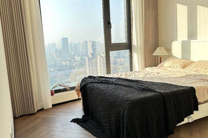 2BR Apartment at Top Of City with Floor-to-Ceiling Windows (L13)