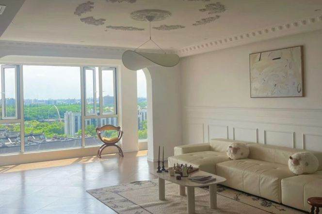 Spacious High-Ceiling 5BR Villa in Hongqiao CBD with Floor-to-Ceiling Windows