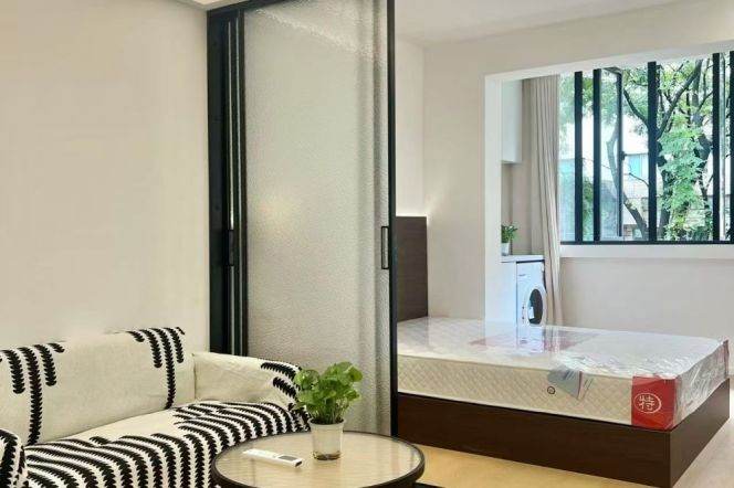 1BR Apartment in Jing'an (L7)