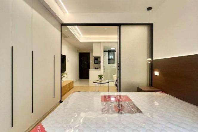 1BR Apartment in Jing'an (L7)