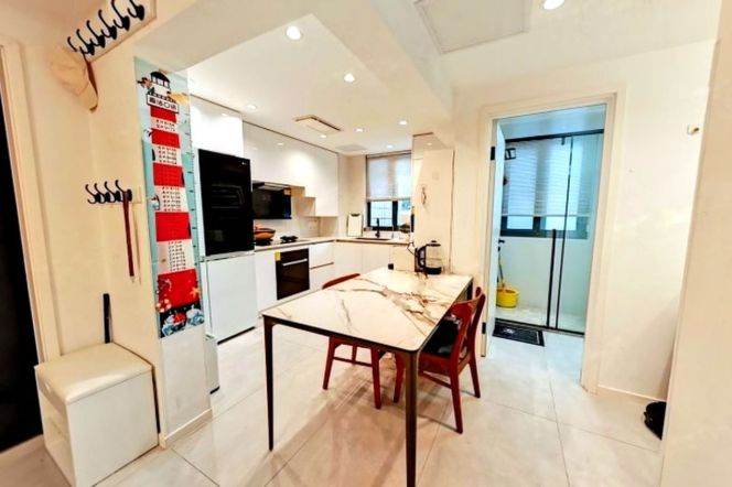 High-Ceiling 3BR Apartment near Columbia Circle with Green View