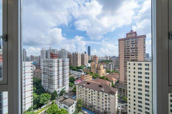 High-Floor 2BR Apartment near West Yan'An Rd Metro