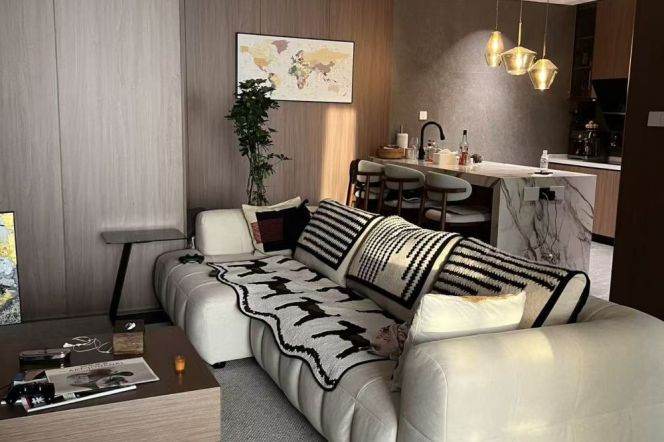 High-Floor High-Ceiling 2BR Apartment near Zhongshan Park with Outstanding View