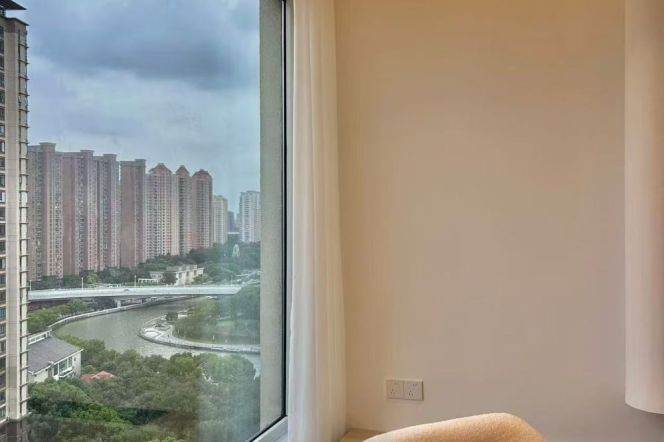 High-Floor Spacious 3BR Apartment in Gubei