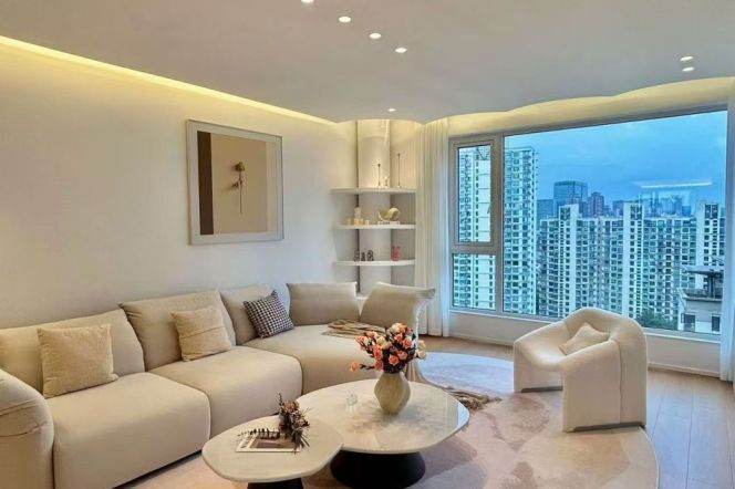 High-Floor Spacious 3BR Apartment in Gubei