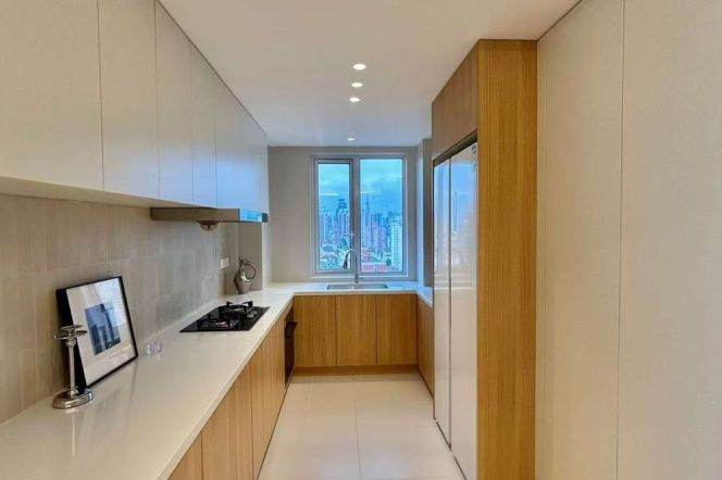 High-Floor Spacious 3BR Apartment in Gubei