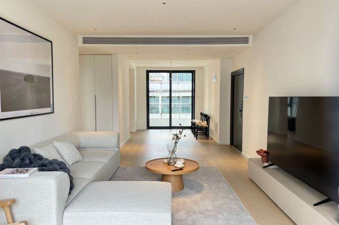 2BR Apartment at Top Of City (L13)