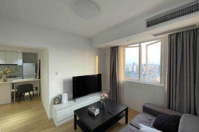 High-Floor Spacious 1BR Apartment near Jiaotong University Metro with Outstanding View