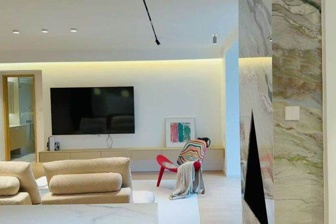High-Floor 3BR Apartment in Gubei