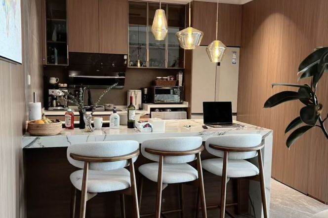 High-Floor High-Ceiling 2BR Apartment near Zhongshan Park with Outstanding View