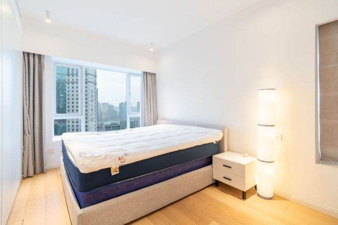 High-Floor 3BR Apartment near Jiangsu Rd Metro with Floor-to-Ceiling Windows