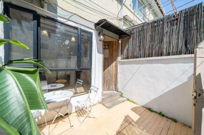 1BR Lane House near Jiangsu Rd Metro with Terrace (L2/L11)