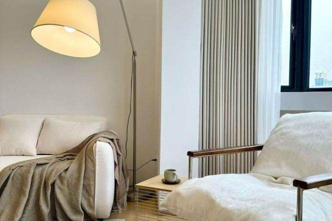 High-Floor Spacious 2BR Apartment near Changshou Rd Metro (L13)