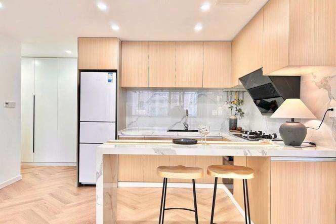 Spacious 1BR Apartment near Hongqiao Rd Metro (L3/L4/L10)