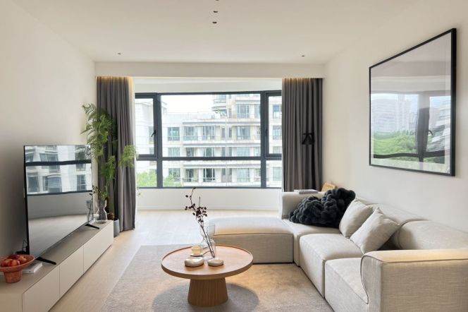 2BR Apartment at Top Of City (L13)