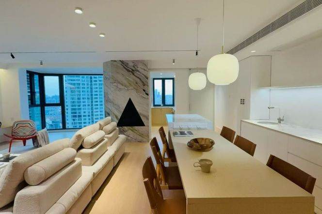 High-Floor 3BR Apartment in Gubei