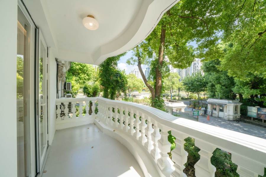 Housing image — Balcony