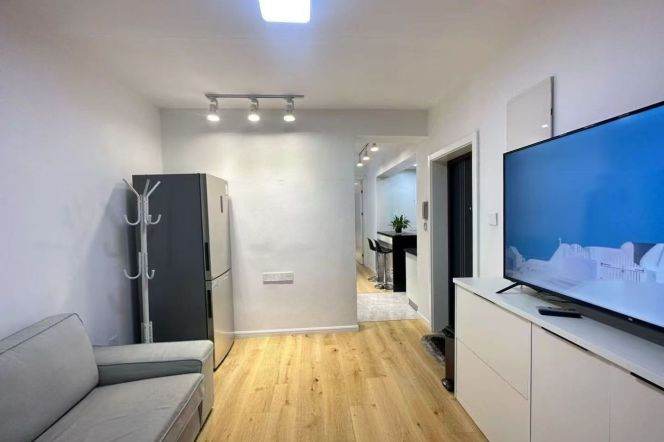 1BR Apartment in Jing'an (L7)