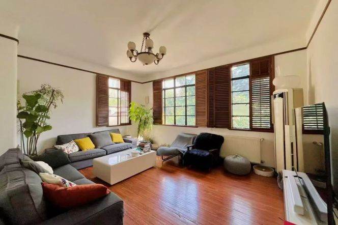 Spacious 2BR Heritage Apartment near Jiangsu Rd Metro with Terrace