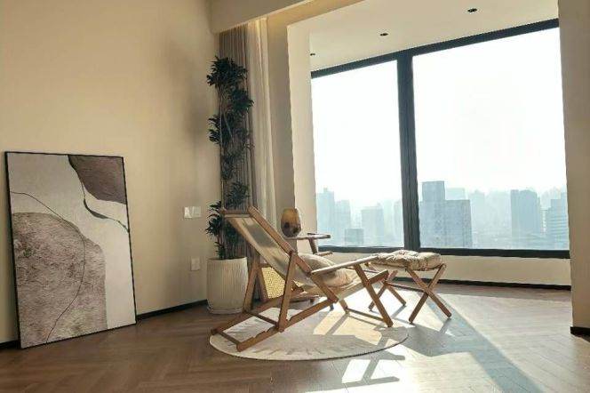 High-Floor 2BR Apartment at Top Of City with Floor-to-Ceiling Windows (L13)