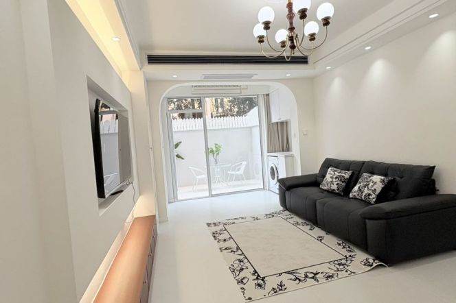 1BR Apartment near Zhongshan Park with Terrace (L2/L3/L4)