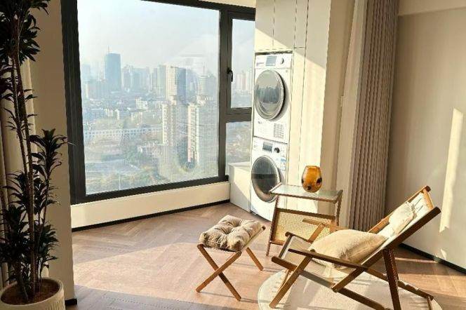 High-Floor 2BR Apartment at Top Of City with Floor-to-Ceiling Windows (L13)