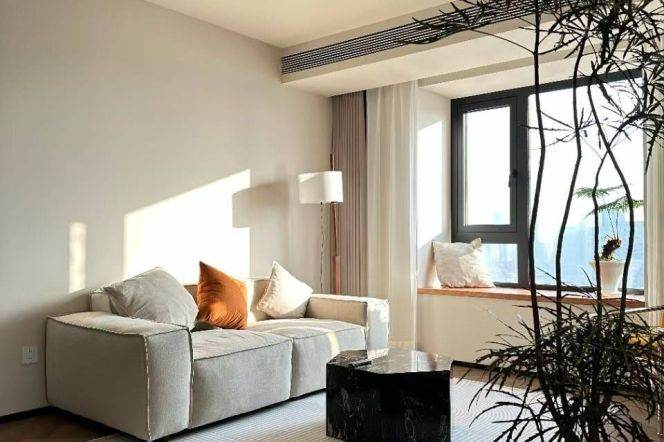 High-Floor 2BR Apartment at Top Of City with Floor-to-Ceiling Windows (L13)
