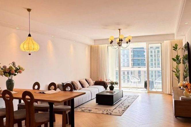 High-Ceiling 3BR Apartment near Zhongshan Park with Floor-to-Ceiling Windows (L2/L3/L4)
