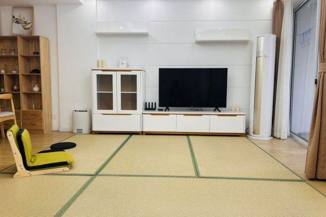 High-Floor Spacious 2BR Apartment in Gubei (L15)