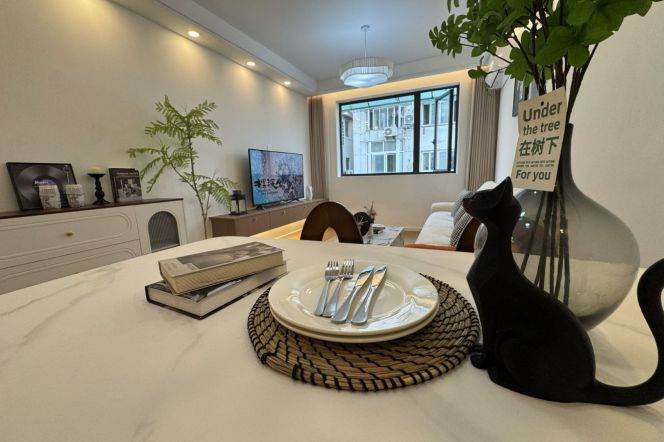 High-Floor 2BR Apartment (L4/L8)