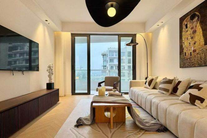 2BR Apartment at Top Of City with Floor-to-Ceiling Windows (L13)