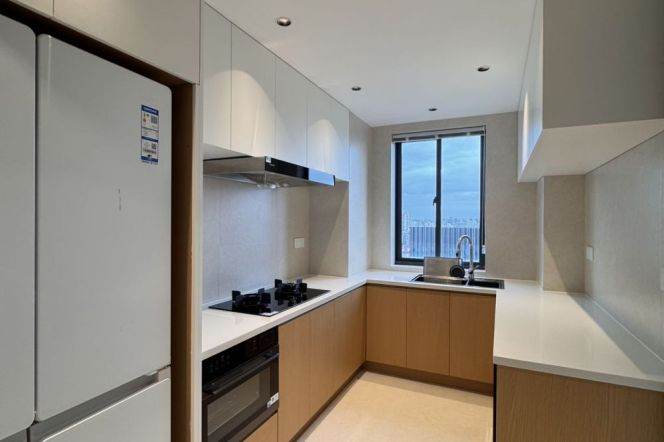 High-Floor Spacious 3BR Apartment in Gubei