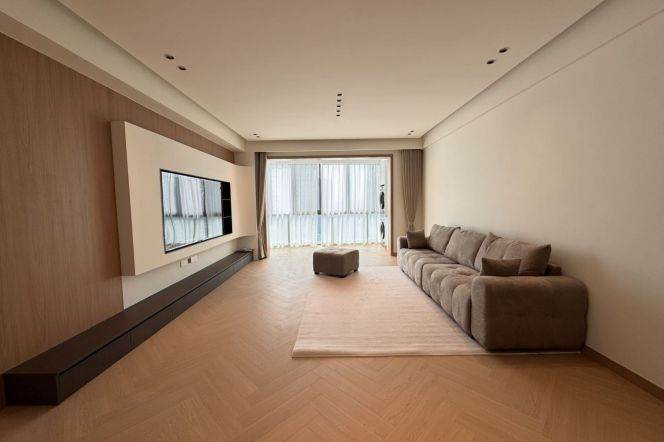 High-Floor Spacious 3BR Apartment in Gubei