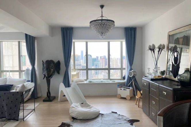 High-Floor Spacious 4BR Apartment near Jing'an Temple with Outstanding View