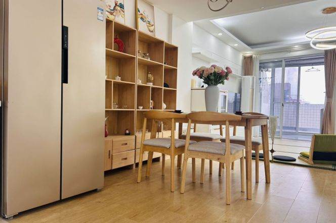 High-Floor Spacious 2BR Apartment in Gubei (L15)