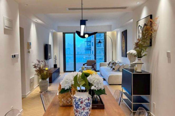 2BR Apartment at Top Of City with Floor-to-Ceiling Windows (L13)