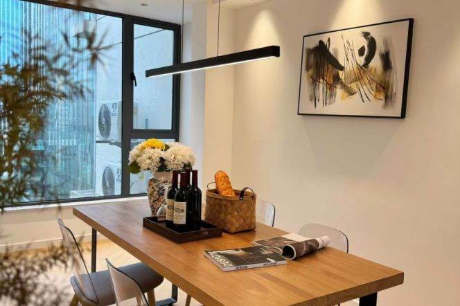 2BR Apartment at Top Of City with Floor-to-Ceiling Windows (L13)