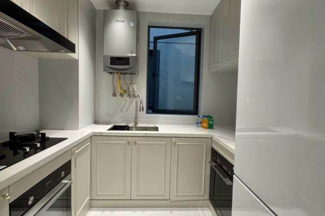 2BR Apartment at Top Of City with Floor-to-Ceiling Windows (L13)