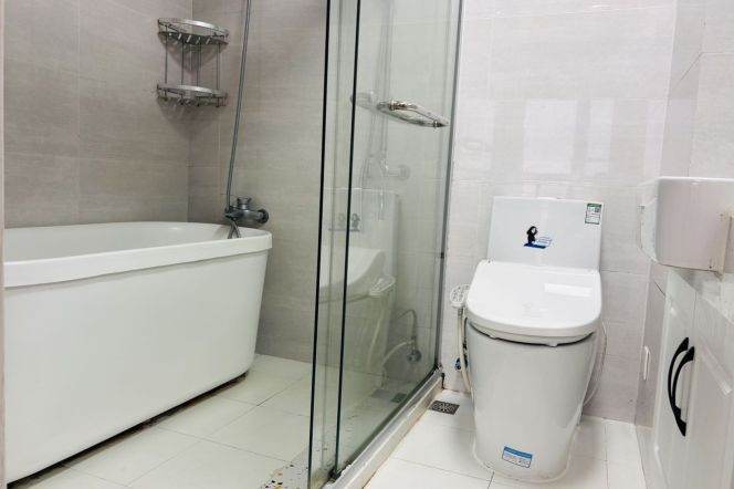 High-Floor Spacious 2BR Apartment in Gubei (L15)