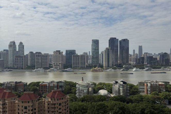 High-Floor 3BR Apartment near Shangcheng Rd Metro