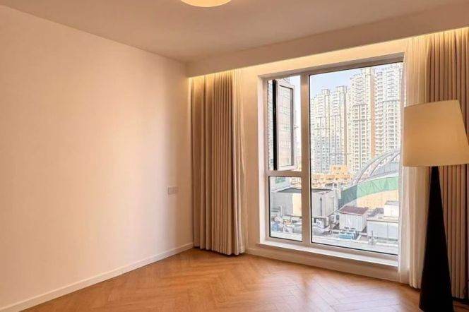 High-Ceiling 3BR Apartment near Zhongshan Park with Floor-to-Ceiling Windows (L2/L3/L4)