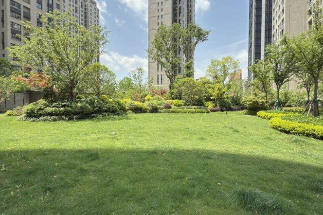 High-Floor 3BR Apartment near Wuzhong Road Metro with Outstanding View