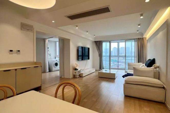 Spacious 2BR Apartment near Hanzhong Rd Metro (L1/L12/L13)