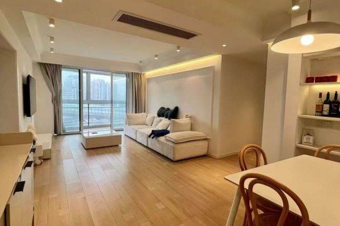 Spacious 2BR Apartment near Hanzhong Rd Metro (L1/L12/L13)