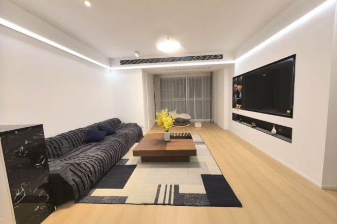 Spacious 2BR Apartment in Jing'an (L7)