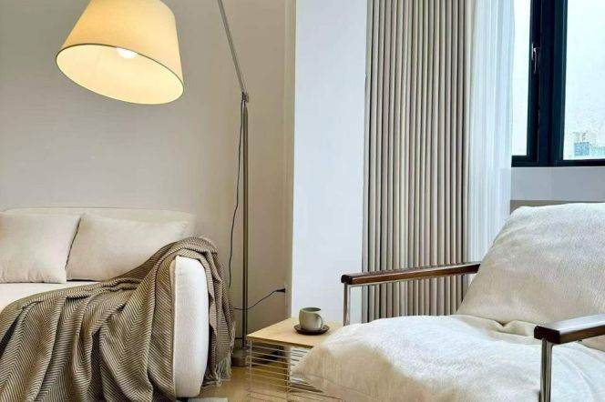 High-Floor 2BR Apartment near Suzhou River Mengqing Garden (L13)