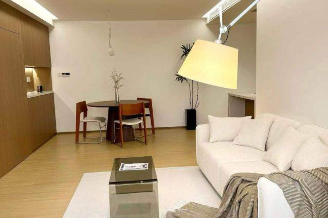 High-Floor 2BR Apartment near Suzhou River Mengqing Garden (L13)